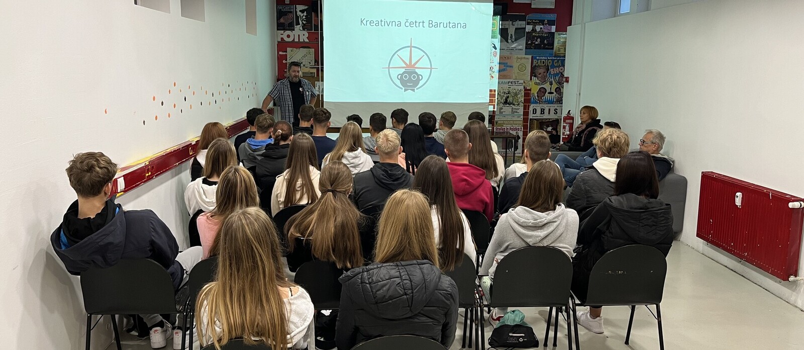 Večnamenski prostor